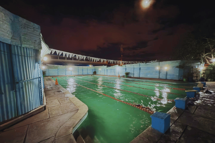 Piscina Club Coromac por la noche