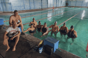 Personas que participan en Entreno de Natación para competencias en Club Coromac