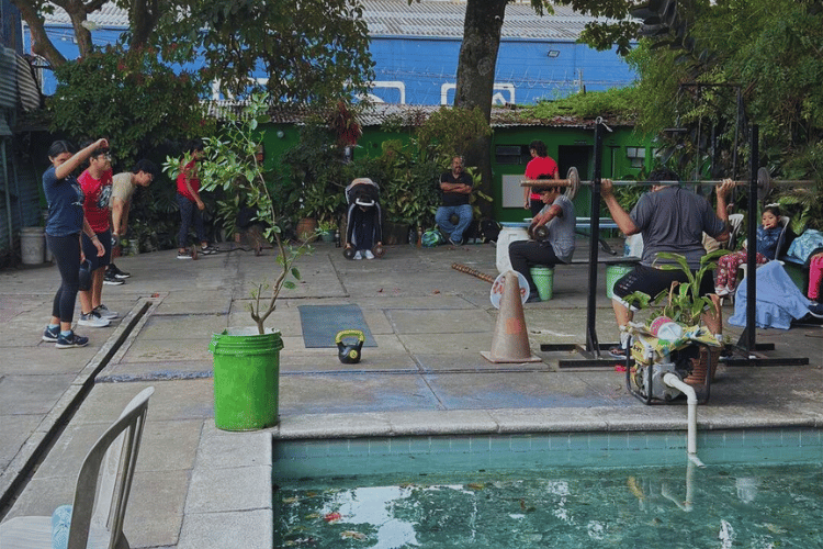 clientes que hacen ejercicio junto a la piscina para fisioterapia y nutrición