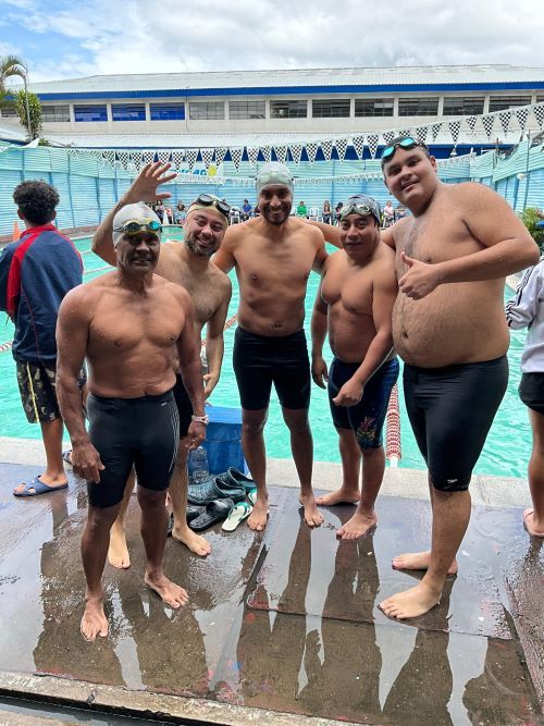 Miembros del Club de Natación Coromac posando frente a su piscina - Otros Servicios de Natación